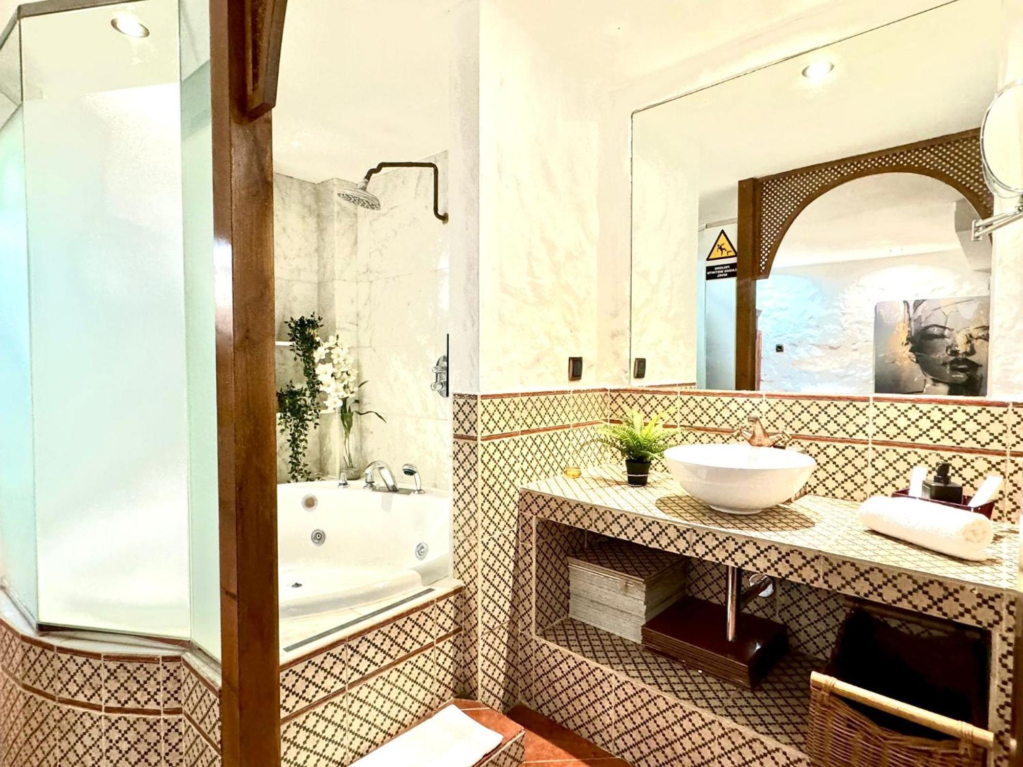 Seasonal Living With Jacuzzi — Fotos 2